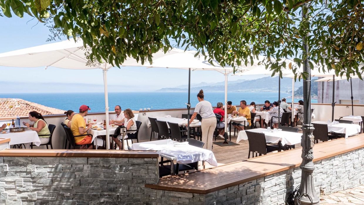 Terraza de El Cafetín con vistas al Cantábrico